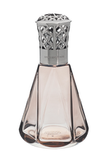 Load image into Gallery viewer, The Vintage Pink Pyramide Lamp combines both contemporary and classic charm into a timeless decorative object. The many facets of the lacquered glass shimmer and shine, in a soft, elegant vintage shade and pyramid shape. With a pewter latticework cap. The Orange Cinnamon home fragrance is spicy and warm, with notes of orange, cinnamon, and vanilla. Gift Set Includes: glass lamp (280 ml) wick-burner aged pewter lattice diffuser cap stopper funnel 250 ml Orange Cinnamon home fragrance - fragrance is dye free