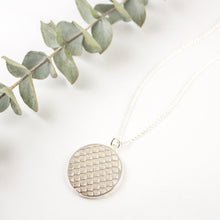 Load image into Gallery viewer, Scallop Pendant necklace in silver
