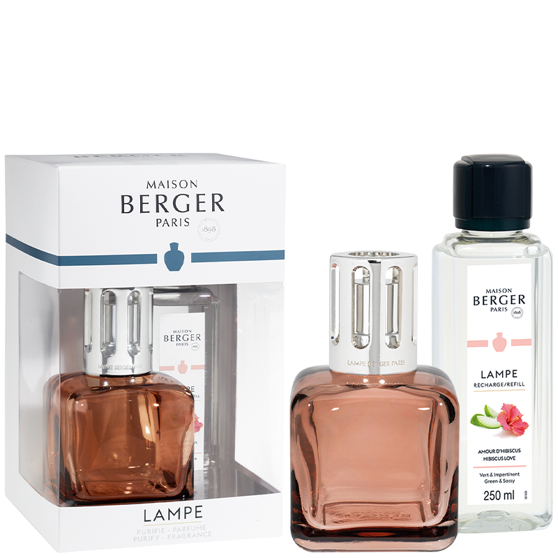 The Lampe Berger Ice Cube Amber Rose Gift Set is modern with its cubic shape with rounded angles that immediately reminds you of an ice cube. The silvery frame gives character. Maison Berger Paris has chosen a trendy color with a feminine aura. Combined with the Hibiscus Amour floral fragrance. Gift Set Includes:  glass lamp (250 ml) - 13.1 x 7.2 x 7.2 cm (5.2 x 2.8 x 2.8 in) wick-burner shiny silver straight diffuser cap stopper funnel 250 ml Hibiscus Love home fragrance - fragrance is dye free