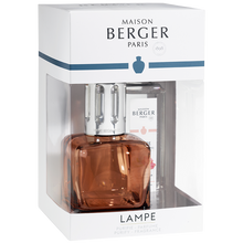 Load image into Gallery viewer, The Lampe Berger Ice Cube Amber Rose Gift Set is modern with its cubic shape with rounded angles that immediately reminds you of an ice cube. The silvery frame gives character. Maison Berger Paris has chosen a trendy color with a feminine aura. Combined with the Hibiscus Amour floral fragrance. Gift Set Includes: glass lamp (250 ml) - 13.1 x 7.2 x 7.2 cm (5.2 x 2.8 x 2.8 in) wick-burner shiny silver straight diffuser cap stopper funnel 250 ml Hibiscus Love home fragrance - fragrance is dye free
