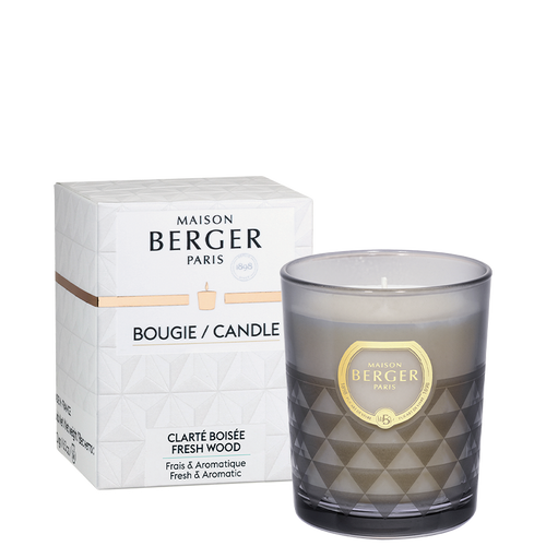 The Clarity Glass Candle is a strong Fresh Wood fragrance which evokes summer thanks to its marine notes but also thanks to its floral scents of lavender and the powerful smell of cedarwood, for a fresh, masculine and aromatic moment! Product Details: 100% natural botanical and vegan wax (soy), without GMOs, Green and sustainable artisanal manufacturing Fragrances created by French master perfumers, Patented molecule to neutralize bad odors Intense perfuming for up to 30 hours 180 grams