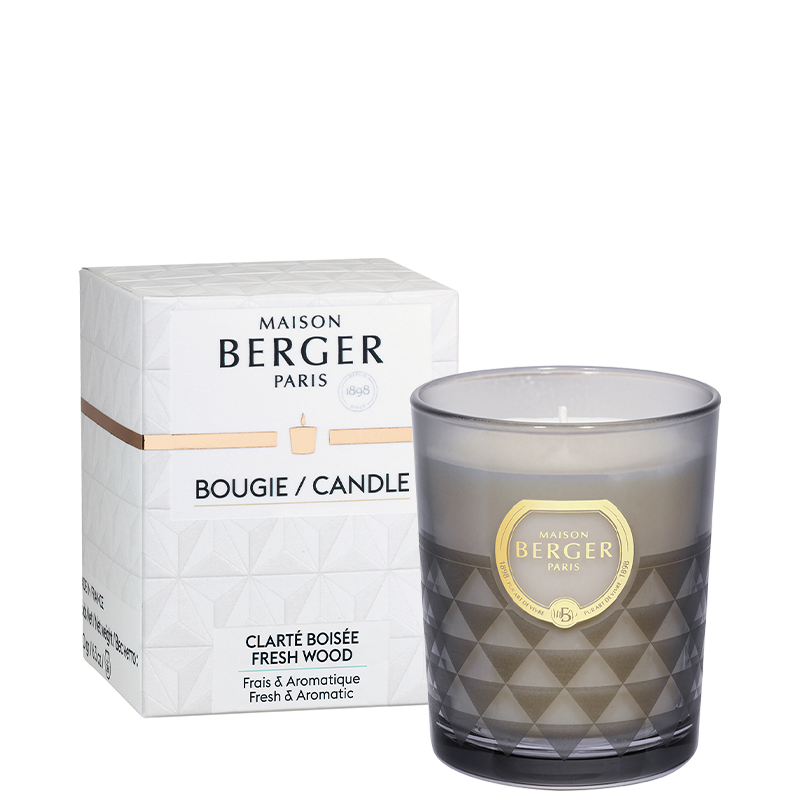 The Clarity Glass Candle is a strong Fresh Wood fragrance which evokes summer thanks to its marine notes but also thanks to its floral scents of lavender and the powerful smell of cedarwood, for a fresh, masculine and aromatic moment! Product Details: 100% natural botanical and vegan wax (soy), without GMOs, Green and sustainable artisanal manufacturing Fragrances created by French master perfumers, Patented molecule to neutralize bad odors Intense perfuming for up to 30 hours 180 grams