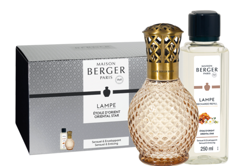 Originelle Honey Lamp has a soft, voluptuous curves of the unmistakable oblong shape are embellished with a diamond-point pattern. The lamp body is a golden shade of honey, topped with its traditional bronze lattice cap. The Oriental Star home fragrance has notes of bergamot and a daring note of vanilla. Gift Set Includes:  glass lamp (300 ml) - 15.8 x 7.6 x 7.6 cm (6.2 x 3.0 x 3.0 in) wick-burner bronze lattice diffuser cap stopper funnel 250 ml Oriental Star home fragrance - fragrance is dye free