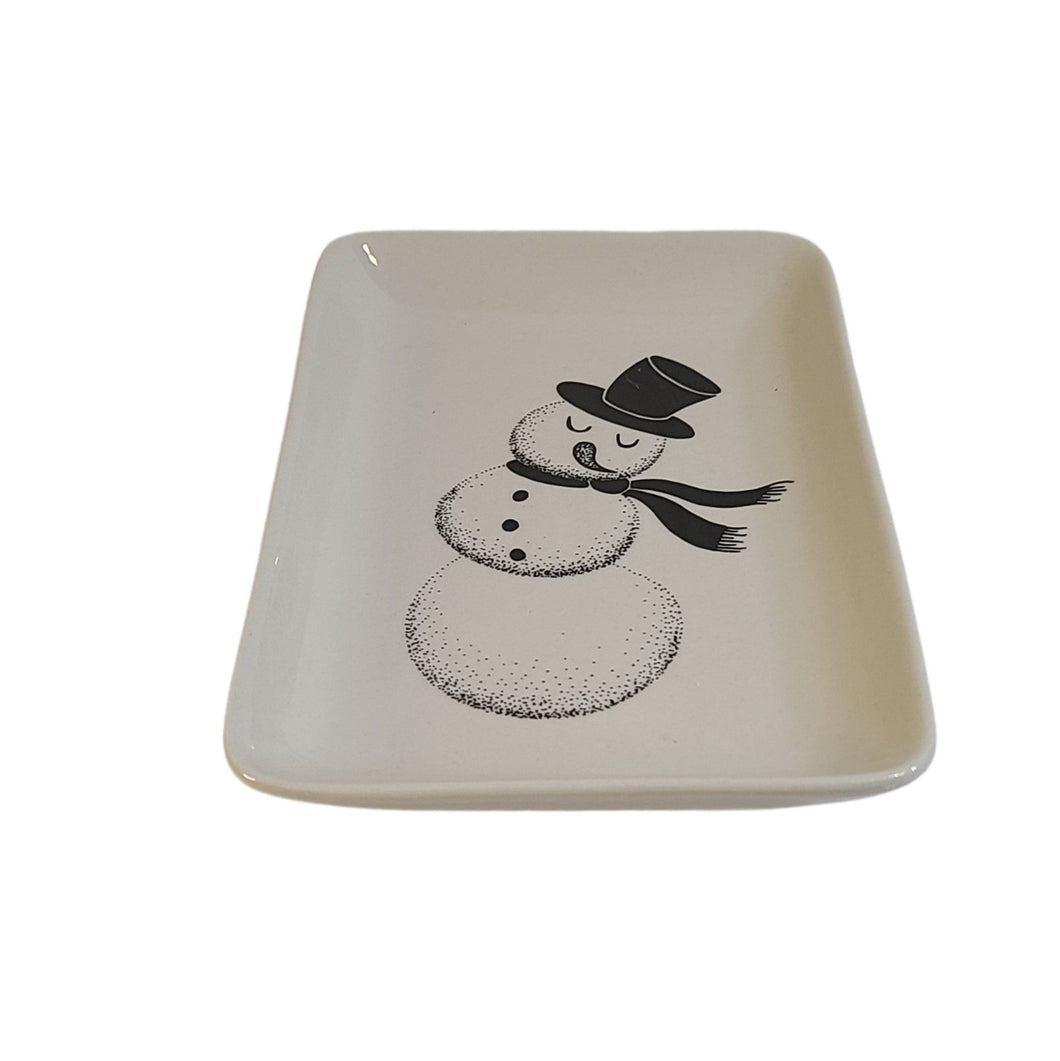 These beautful Christmas Platters are the perfect size for your gift giving needs.  Whether you add cookies or soaps, they will make a great gift this holiday season!  Size:  7.5 x 4.5