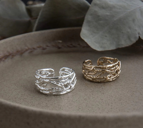 Rustic yet elegant, beauty blossoms among interwoven vines in this classic Briar Ring.    2 Colours to choose from:  Gold Silver Details:  gold or silver plate Adjustable Hypoallergenic Nickel/lead free 3 coats anti-tarnish